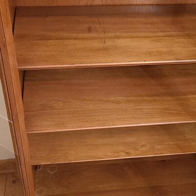 Lot 181: Vintage oak Bookcase/Curio Cabinet w/Key