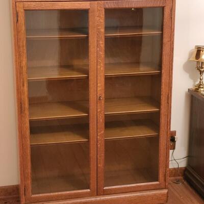 Lot 181: Vintage oak Bookcase/Curio Cabinet w/Key