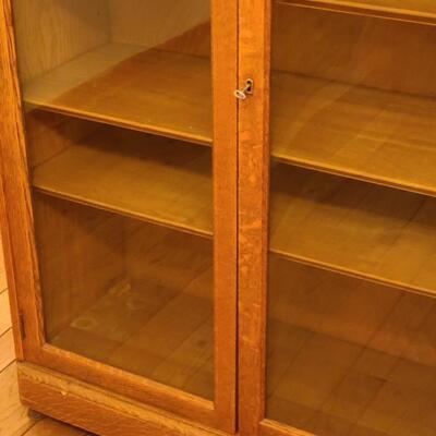 Lot 181: Vintage oak Bookcase/Curio Cabinet w/Key