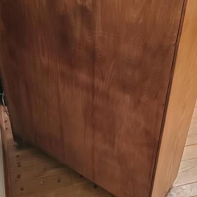 Lot 181: Vintage oak Bookcase/Curio Cabinet w/Key