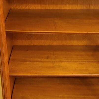 Lot 181: Vintage oak Bookcase/Curio Cabinet w/Key