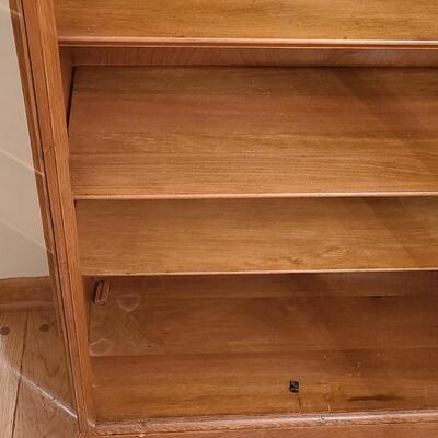 Lot 181: Vintage oak Bookcase/Curio Cabinet w/Key