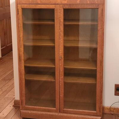 Lot 181: Vintage oak Bookcase/Curio Cabinet w/Key
