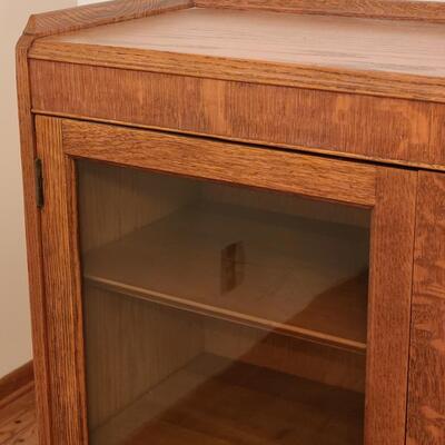 Lot 181: Vintage oak Bookcase/Curio Cabinet w/Key
