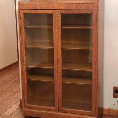 Lot 181: Vintage oak Bookcase/Curio Cabinet w/Key
