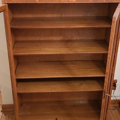 Lot 181: Vintage oak Bookcase/Curio Cabinet w/Key