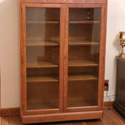Lot 181: Vintage oak Bookcase/Curio Cabinet w/Key