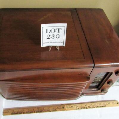 Vintage Philco Radio/Phonograph, Tabletop, Works Read Description