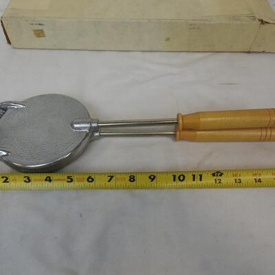 Pizzelle Iron with Directions & Recipe Booklet. Very Clean/Unused