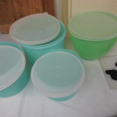 16 pc Kitchen Lot: Plastic Storage, Libby Glasses, Steak Knives, Cutting Board