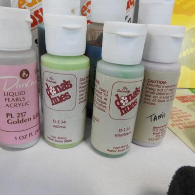 26 pc Crafts, Acrylic Paints, Spray Paint, 2 Paint Sets, Paper