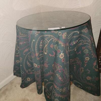 glass table top (TABLE CLOTH NOT INCLUDED)