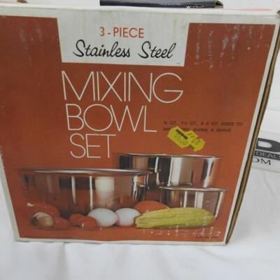 Kitchen lot: 6 cup tea/coffee server & 3 pc stainless steel bowls New old stock