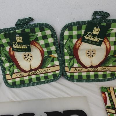 9 pc Apple Theme Kitchen Linens: 4 Hot pads, 3 washcloths, 2 hand towels - New