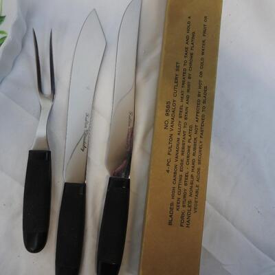 10 pc Kitchen, 5 bowls, 1 Tupperware, 1 Plate, 2 Knives, 1 Fork