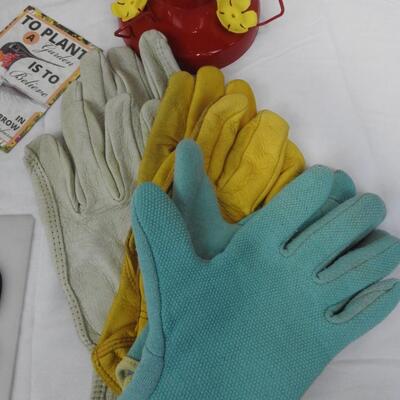 10 pc Outdoor Lot: Fertilizer Spikes, Humming Bird Feeders, Gloves