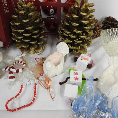 15+ Holiday Lot: Christmas Ornaments, Pinecones, Assorted Ornaments