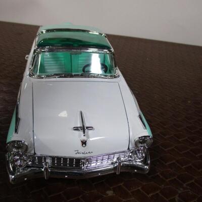 Road Tough 1955 Ford Fairlane Crown Victoria Scale 1/18