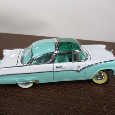 Road Tough 1955 Ford Fairlane Crown Victoria Scale 1/18