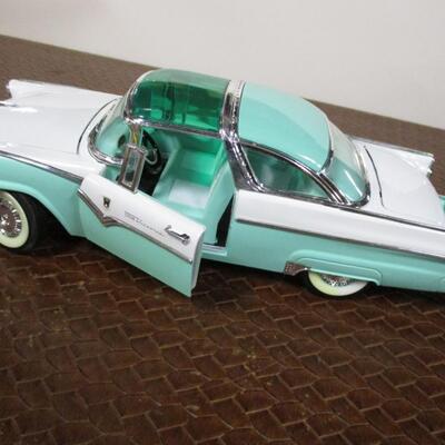 Road Tough 1955 Ford Fairlane Crown Victoria Scale 1/18