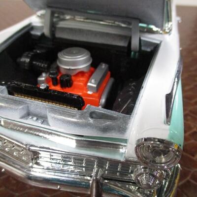 Road Tough 1955 Ford Fairlane Crown Victoria Scale 1/18