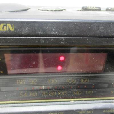 Vintage Soundesign AM/FM Electronic Clock Radio Cassette Tape Player Model 3827