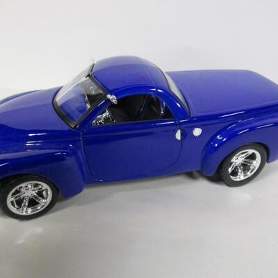 1937 Lincoln Zephyr & Maisto Special Edition 2000 Chevrolet SSR Scale 1/18