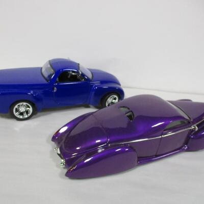 1937 Lincoln Zephyr & Maisto Special Edition 2000 Chevrolet SSR Scale 1/18