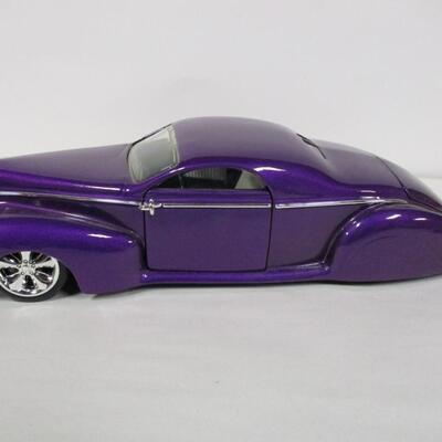 1937 Lincoln Zephyr & Maisto Special Edition 2000 Chevrolet SSR Scale 1/18