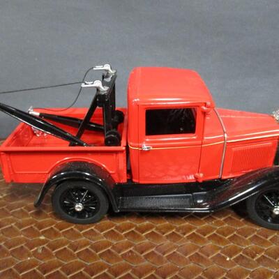 1940 Golden Wheel Mobilgas Tow Truck Bank & 1931 Ford Model A Pickup Scale 1/18