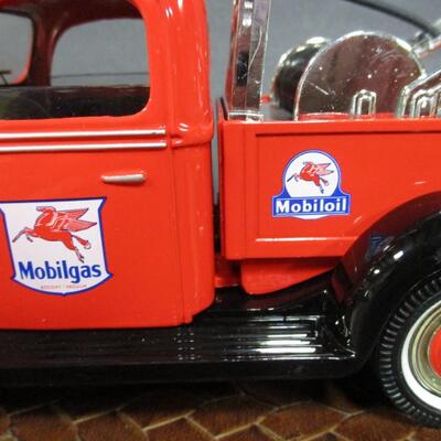 1940 Golden Wheel Mobilgas Tow Truck Bank & 1931 Ford Model A Pickup Scale 1/18