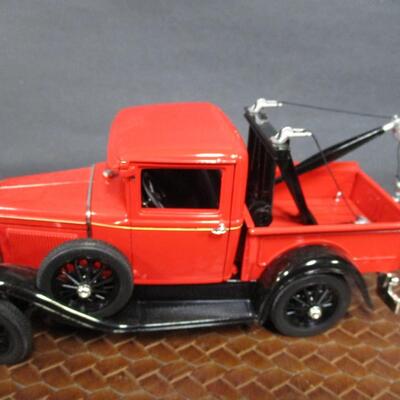 1940 Golden Wheel Mobilgas Tow Truck Bank & 1931 Ford Model A Pickup Scale 1/18