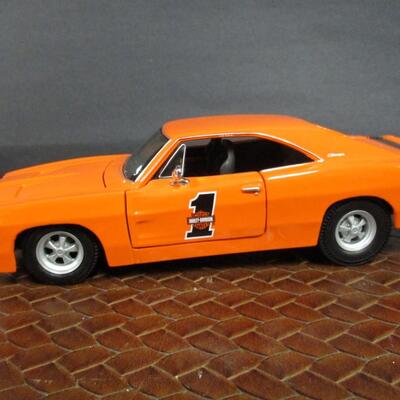 1969 Dodge Charger & 1970 Ford Mustang Scale 1/18