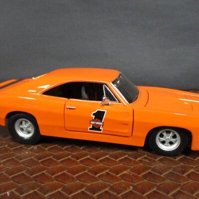 1969 Dodge Charger & 1970 Ford Mustang Scale 1/18