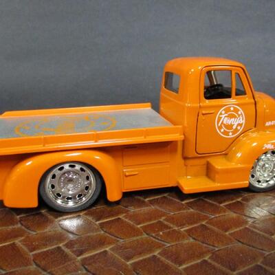 Jada 1952 Chevy COE Flatbed  1/32 & 1951 Ford Truck