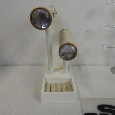 Bathroom Racks: 1 Rack with 6 Diamond Hooks, Mirror, Eye and Lips White Make Up