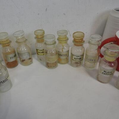 22 pc Kitchen Lot: Glass Spice Bottles, Mugs, Glass Trays, Stoneware