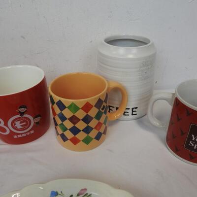 22 pc Kitchen Lot: Glass Spice Bottles, Mugs, Glass Trays, Stoneware