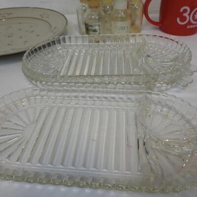 22 pc Kitchen Lot: Glass Spice Bottles, Mugs, Glass Trays, Stoneware