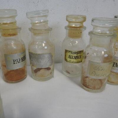22 pc Kitchen Lot: Glass Spice Bottles, Mugs, Glass Trays, Stoneware