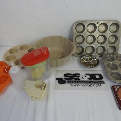 10 pc Kitchen, Sillicone Pumpkin Molds, Anchor Hocking Tan Bowl, Cupcake Pans