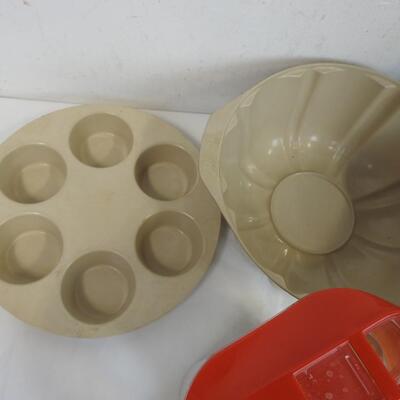 10 pc Kitchen, Sillicone Pumpkin Molds, Anchor Hocking Tan Bowl, Cupcake Pans