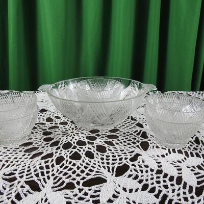 Glass salad bowl set