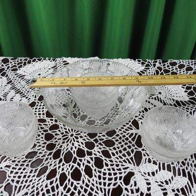 Glass salad bowl set
