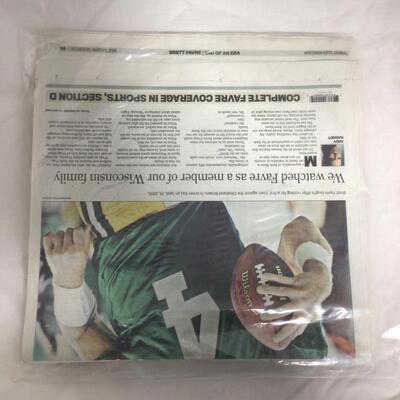 (19) PACKERS | Brett Farve Plaques and Newspaper Article
