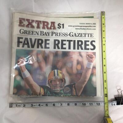 (19) PACKERS | Brett Farve Plaques and Newspaper Article