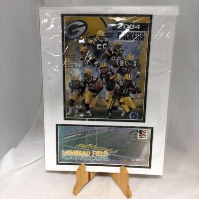 (22) PACKERS | Signed Pennant | Framed Brett Farve | Matted Photo