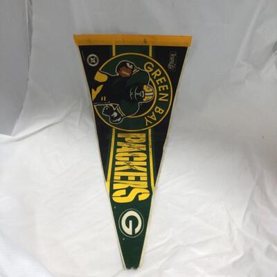 (22) PACKERS | Signed Pennant | Framed Brett Farve | Matted Photo