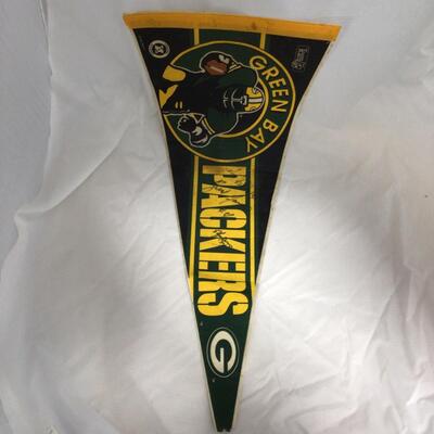 (22) PACKERS | Signed Pennant | Framed Brett Farve | Matted Photo
