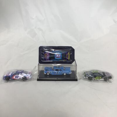 (87) NASCAR | Mixed Group of different Racing Car Collectibles